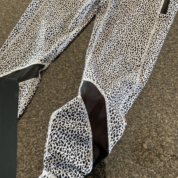 Lululemon Inspire Tight, Black and White Splatter Mesh Leggings, Size 8 - Picture 4 of 6
